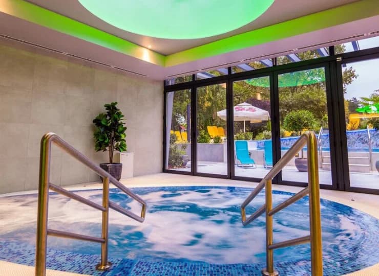 Tuż obok basenu znajduje się jacuzzi