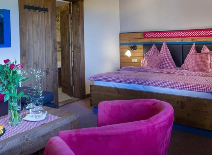 Pokoje Comfort wyróżnia jacuzzi w łazience, balkon oraz góralskie elementy