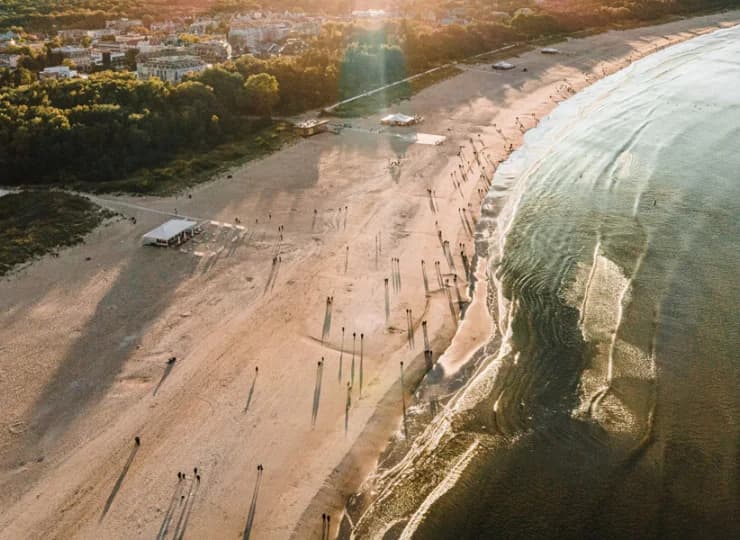 Kompleks Apartamentów mieści się obok przepięknej piaszczystej plaży
