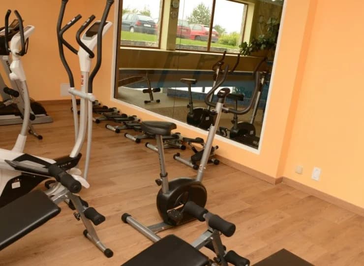Salka fitness ze sprzętem sportowym pozwoli zadbać o kondycję