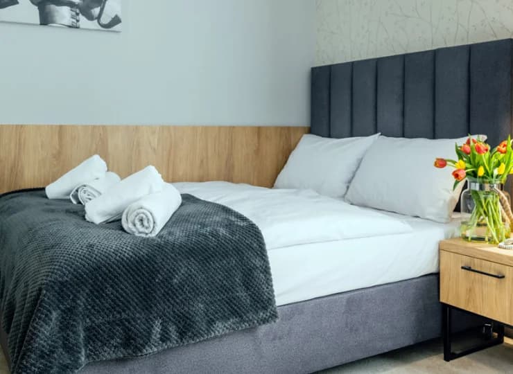 Pokój dwuosobowy z dodatkowym łóżkiem ma ok. 21 m2 powierzchni