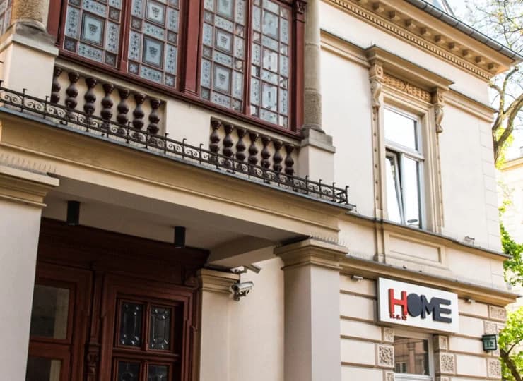Znajduje się w nowocześnie odrestaurowanej kamienicy