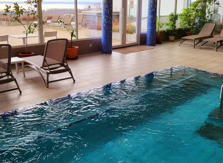 W strefie wellness jest przestronny basen pływacki, basen rekreacyjny i jacuzzi
