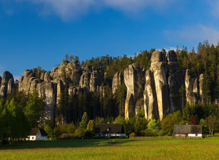 To świetna baza, by odwiedzić niesamowite Skały Adrszpachsko-Teplickie