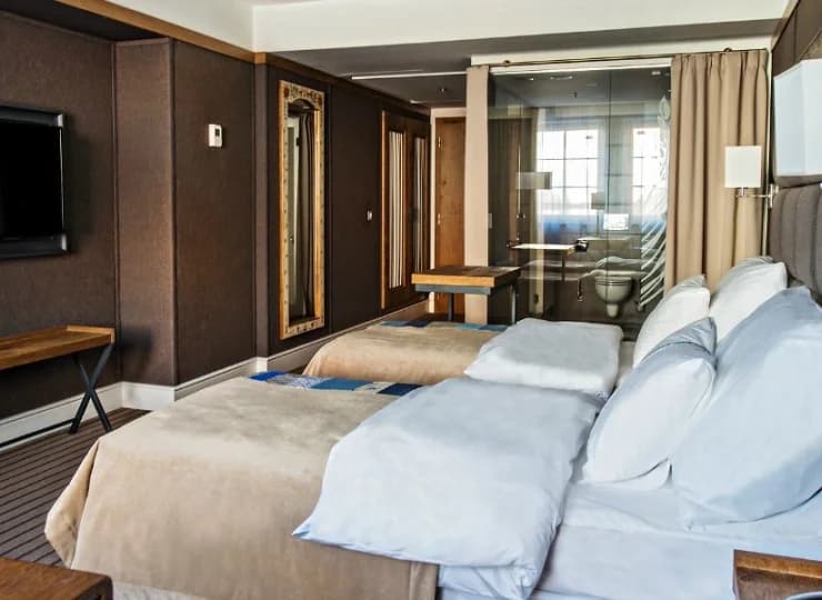 W wyposażeniu: klimatyzacja, TV, Wi-Fi, telefon, sejf, minibar