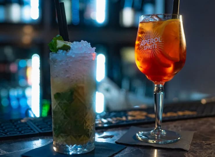 W jego ofercie są doskonałe drinki i koktajle