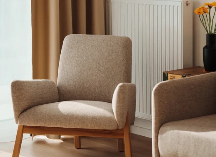 W części dziennej jest sofa, stół jadalniany oraz mini aneks kuchenny