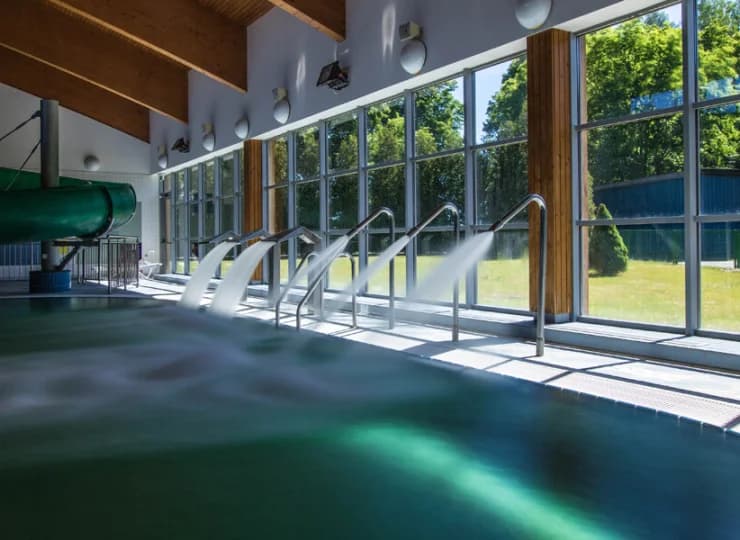 Rodzinny hotel na Mazurach ma brodzik na basenie oraz 40-metrową zjeżdżalnię