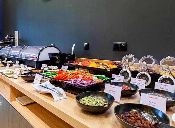 Restauracja podaje codziennie śniadanie dla gości