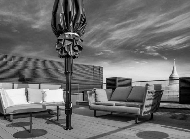 Nowoczesny penthouse posiada taras na dachu z pięknym widokiem na miasto
