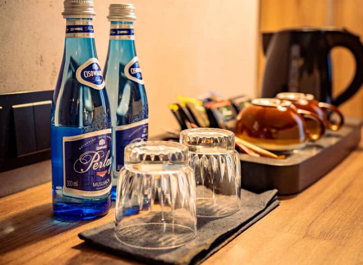 W każdym pokoju czeka powitalny zestaw do parzenia kawy i herbaty