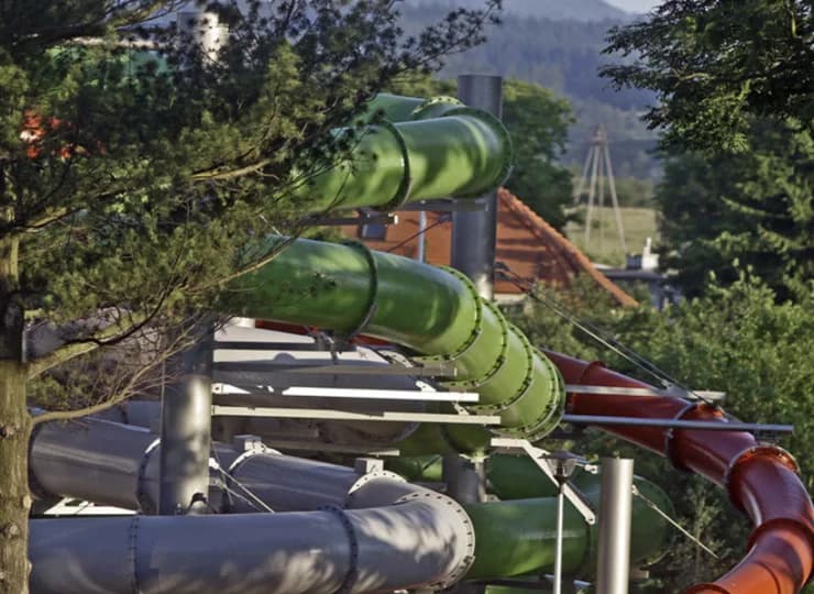 Największą atrakcją są 3 rurowe zjeżdżalnie