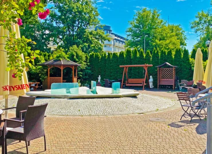 W lecie można zrelaksować się w hotelowym ogródku