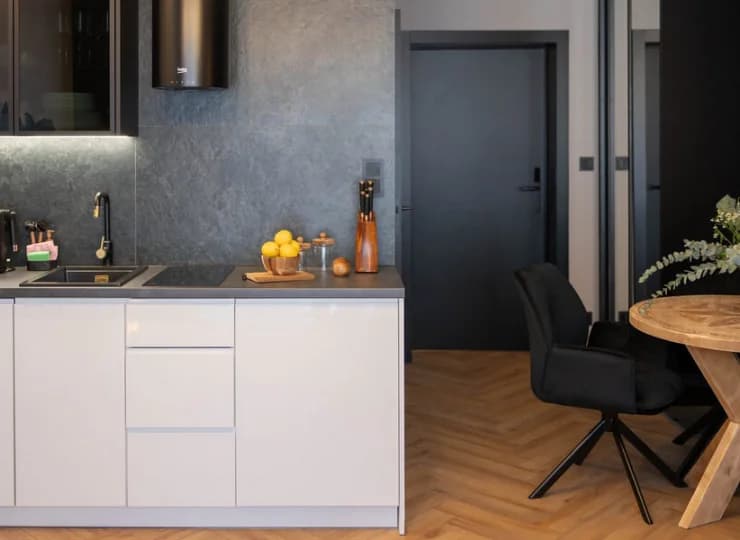 W każdym apartamencie jest stół z krzesłami