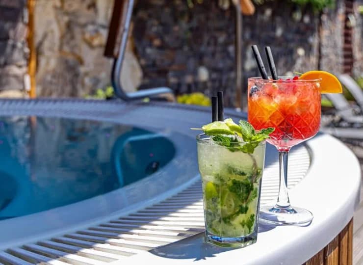 Drink w jacuzzi pod Tatrami