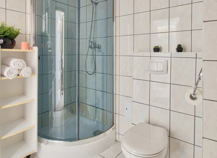 Każdy pokój posiada prywatną łazienkę z kabiną prysznicową