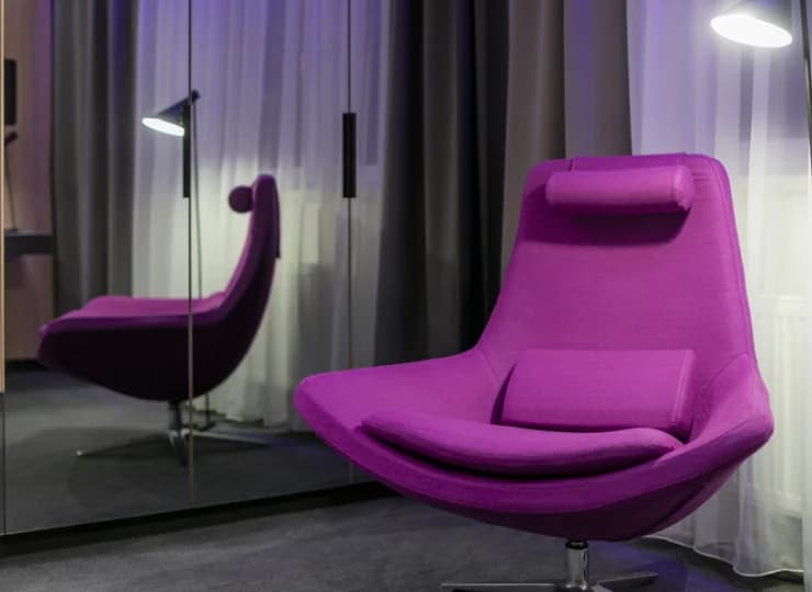 Designerski fotel jest wygodnym miejscem wypoczynku w każdym pokoju