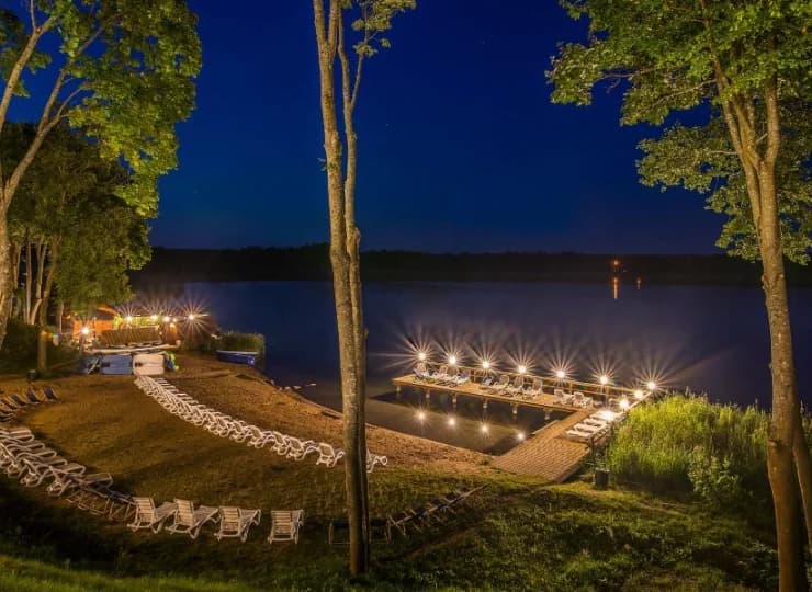 Hotel zapewnia wspaniały widok na wodę i możliwość uprawiania sportów wodnych