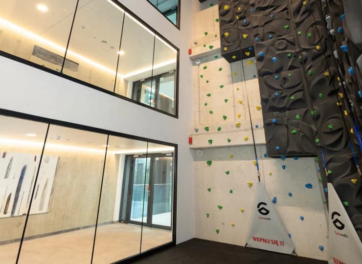 Hotel wyróżnia imponująca 9-metrowa ścianka wspinaczkowa