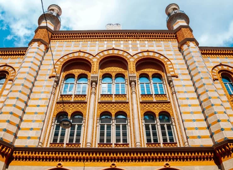 ROOMbach Hotel Budapest*** mieści się naprzeciwko reprezentacyjnej synagogi