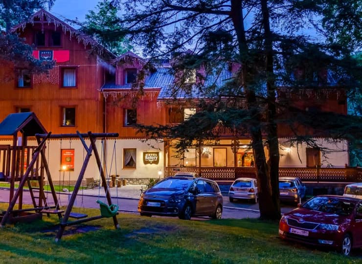 Przy hotelu jest parking oraz plac zabaw