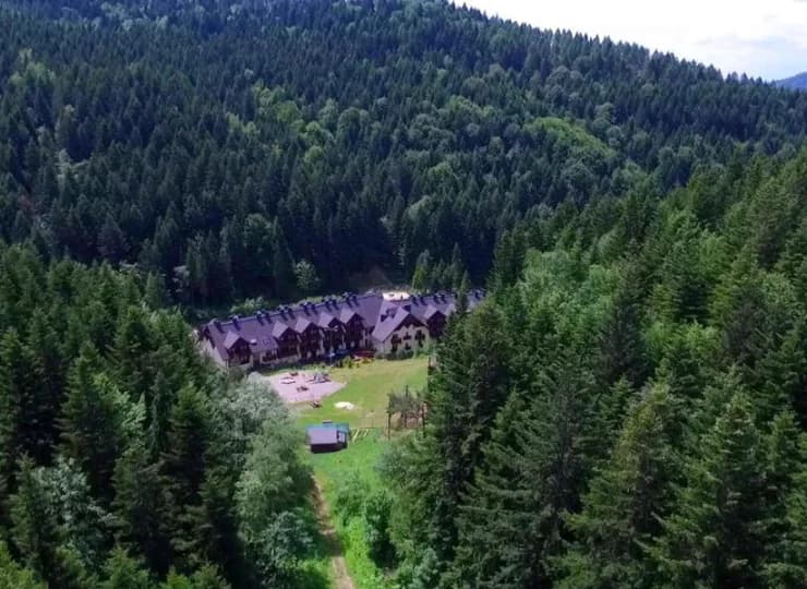 Hotel jest ukryty w dolinie Wierchomlanki