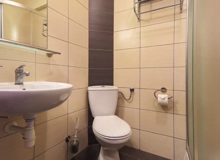 W łazience mieści się pełen węzeł sanitarny, suszarkę można pożyczyć w recepcji