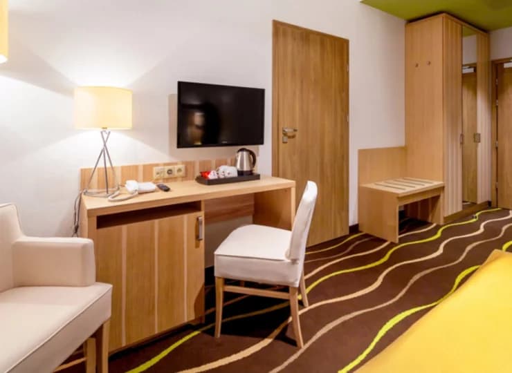 W wyposażeniu: mini-bar, czajnik, sejf, TV satelitarną, szlafroki i kapcie, wifi