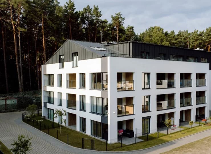 Goście mieszkają w nowoczesnych apartamentowcach