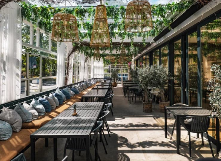 Restauracyjny taras jest przyjemnym miejscem skąpanym w zieleni