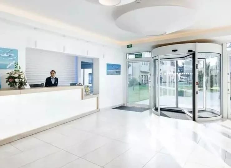 Hotelowa recepcja jest czynna całą dobę