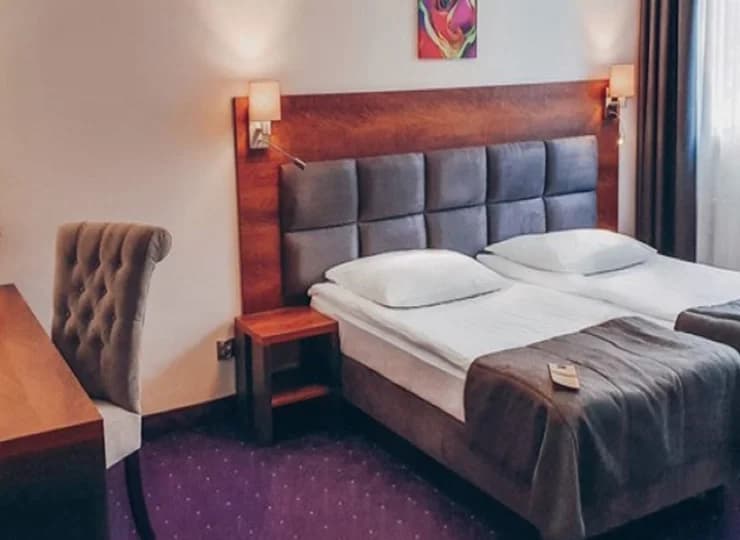 Pokoje są nowoczesne i komfortowe, z TV, wifi, miejscem do pracy