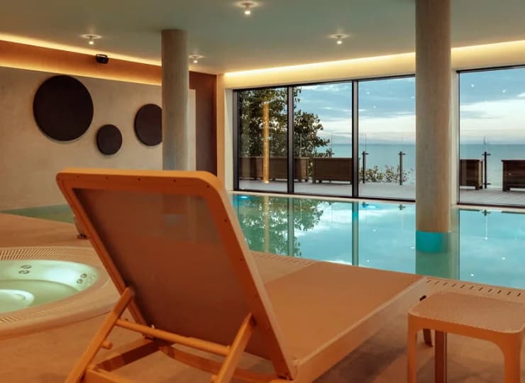 Do dyspozycji gości są też wewnętrzne i zewnętrzne jacuzzi z widokiem na Bałtyk