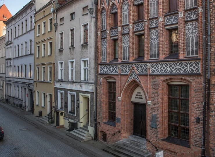 Naprzeciwko jest Dom Mikołaja Kopernika
