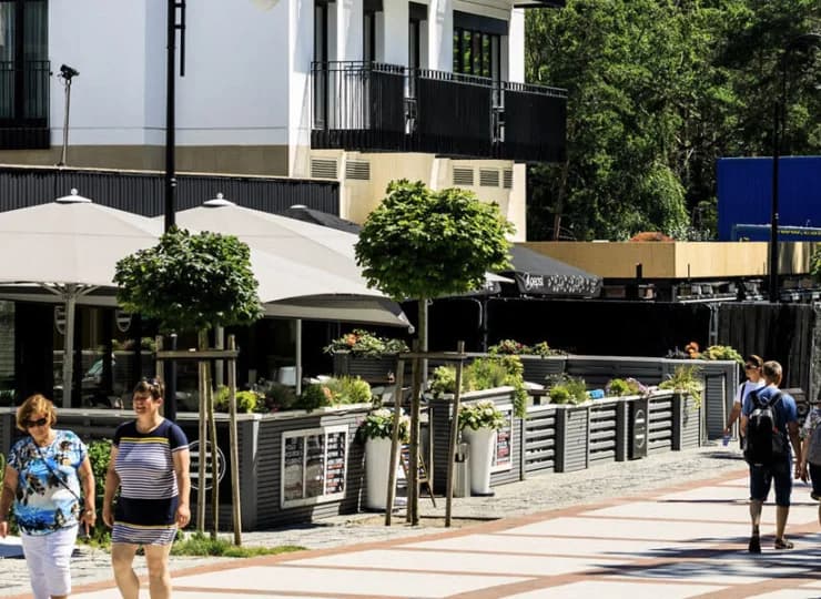 Sąsiaduje z nadmorską promenadą, mieści się w prestiżowej dzielnicy Świnoujścia