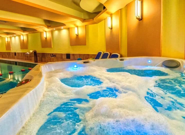 Jest tu też jacuzzi, sauna sucha i łaźnia parowa