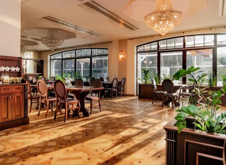 Na parterze hotelu mieści się elegancka restauracja Pod Ślimakiem