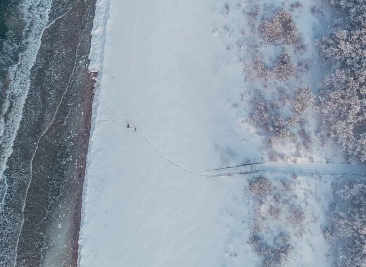 Na plażę prowadzi klimatyczna ścieżka i drewniane schody