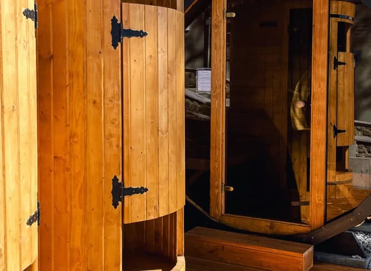Na terenie obiektu jest zewnętrzna sauna