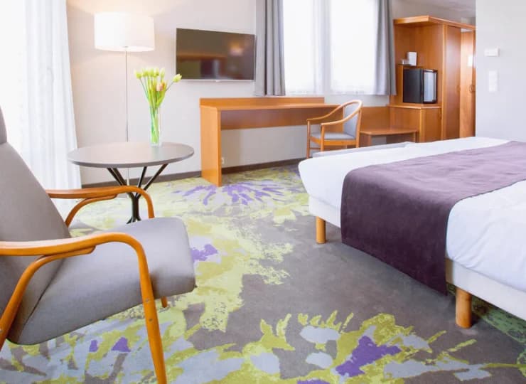 W głównym budynku hotelowym mieszczą się pokoje superior plus