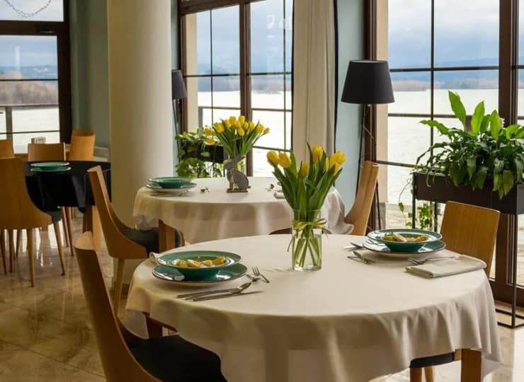 Restauracja jest niemal zanurzona w krajobrazie