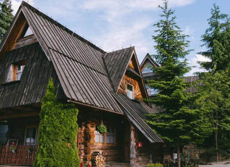 Oferuje zakwaterowanie w pokojach oraz drewnianych domkach