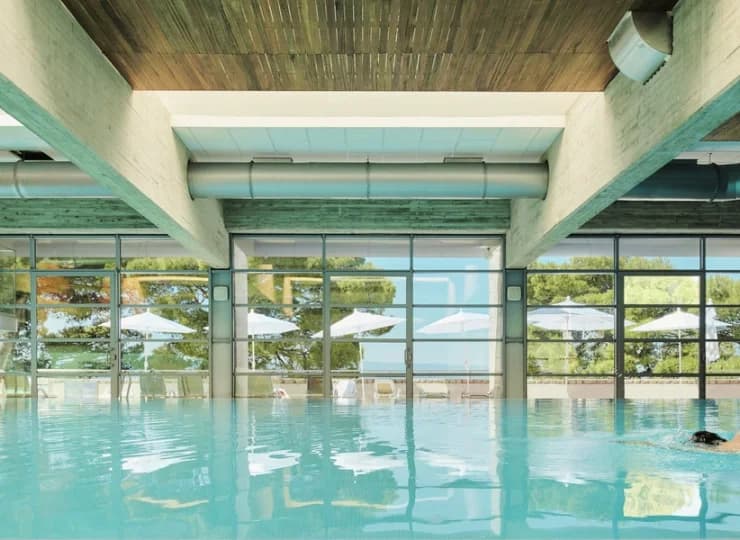 Wewnętrzny basen ma powierzchnię 180 m2