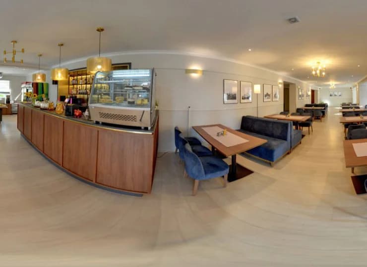 Wewnątrz znajdują się restauracja oraz drink bar