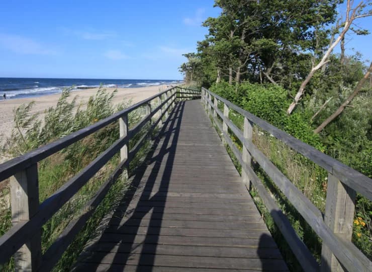 Niedaleko stąd do pięknego wybrzeża i ścieżek spacerowych