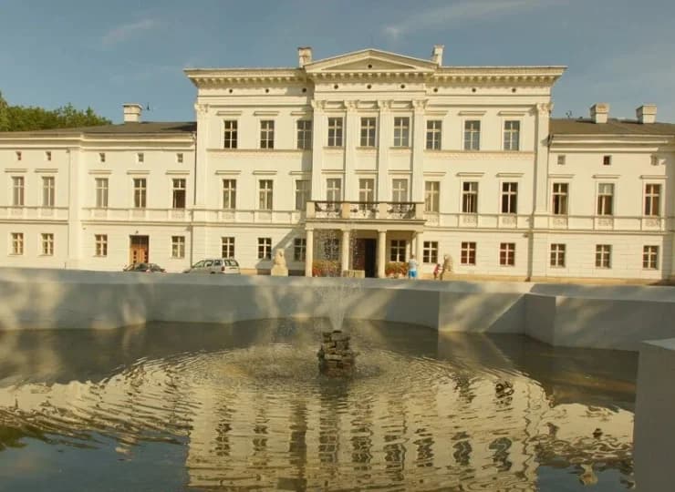 Atrakcją okolicy jest Pałac w Jedlince