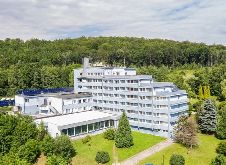 Obiekt otacza park oraz sudeckie wzgórza i lasy