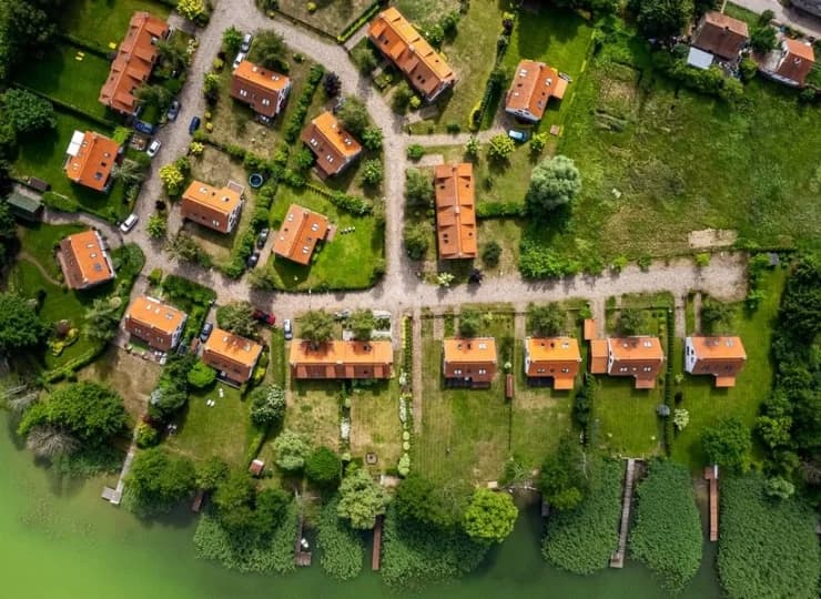 Osada jest malowniczo położona nad jeziorem i nieopodal zabytków miasta