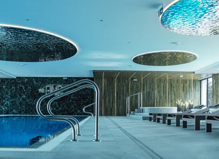 Znajdziecie tu kryty basen ze stanowiskiem do hydromasażu i jacuzzi