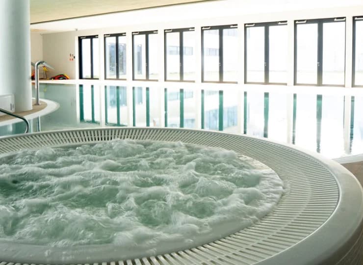 Kompleks basenowy składa się z 3 basenów i jacuzzi